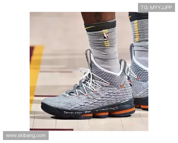 多尔特圣诞配色哈登十代战靴闪耀赛场交出8分4板3助2帽表现